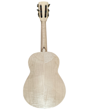 Maple Vihuela by Lauderia Ramírez